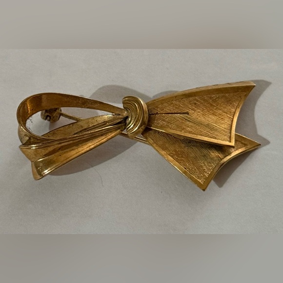 Jewelry - Elegant Gold Tone Ribbon Brooch